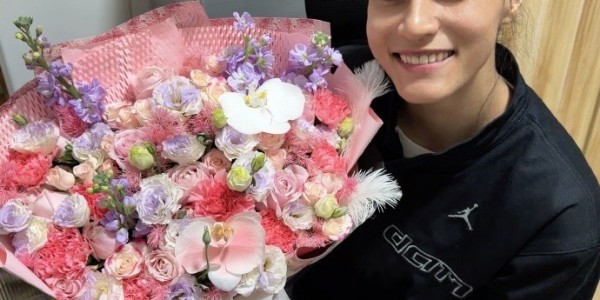 迪拉娜晒照庆祝生日：希望我们都可以健康平安 一切顺利