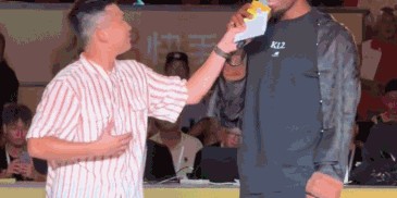 接地气！伦纳德身穿唐装出席村BA活动，秀粤语燃爆全场