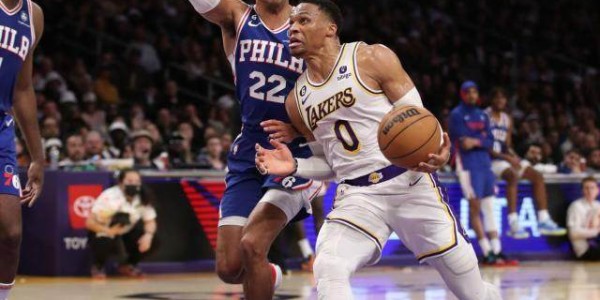 yl23455永利官网-连续两场倒在最后争议时刻，詹姆斯遭遇新“里程悲”