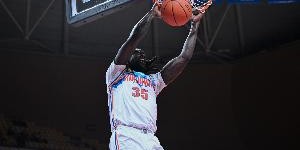 生猛！哈雷尔半场11中7拿到15分6板4助 3前场板