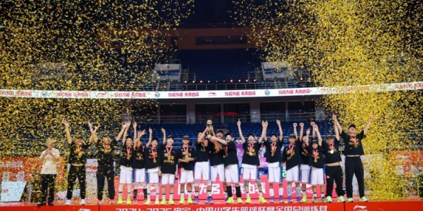 中国小学生篮球联赛全国总训练营收官 巴特勒粉丝见面会点燃全场