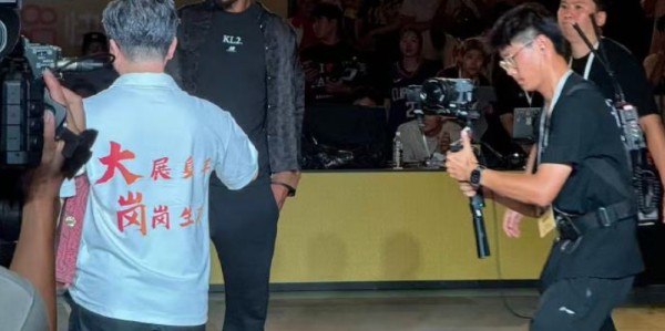 接地气！伦纳德身穿唐装出席村BA活动，秀粤语燃爆全场