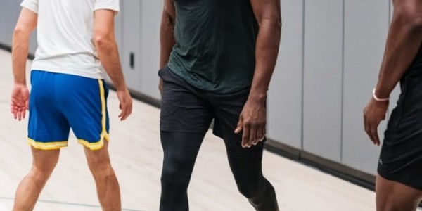 勇士队自媒体发布巴特勒与追梦联合训练瞬间 激情对练中击掌彰显默契