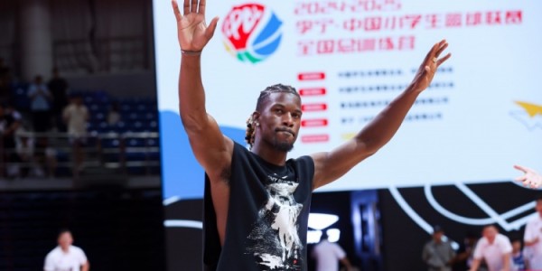 中国小学生篮球联赛全国总训练营收官 巴特勒粉丝见面会点燃全场