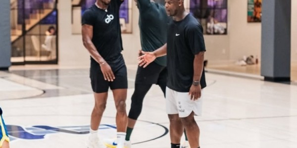 勇士队自媒体发布巴特勒与追梦联合训练瞬间 激情对练中击掌彰显默契